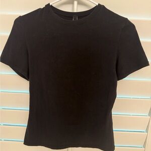 SKIMS black tee EUC!🖤